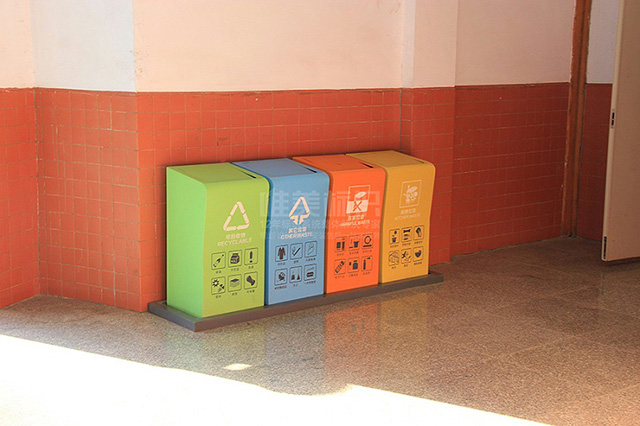 學校室內(nèi)分類垃圾箱